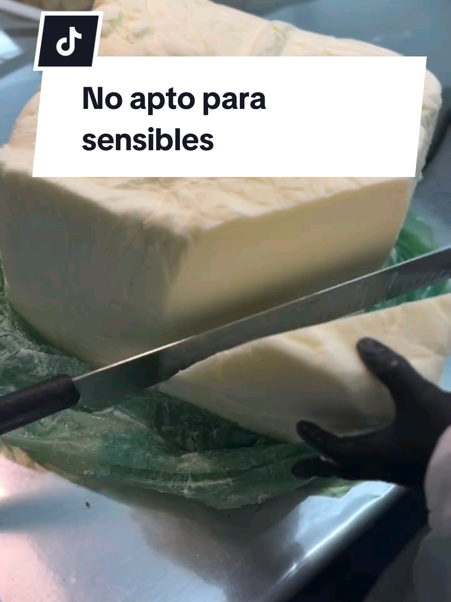 ✨ Receta Manteca Batida de Sebo de Res ✨ Ingredientes: 🐮 Sebo de res curado: 200 g 🐮 Manteca de karité: 100 g 🐮 Aceite de almendras dulces: 50 g 🐮 Vitamina E: 5 g 🐮 Aceite esencial de lavanda (opcional): 10 gotas 💡 El sebo es un tesoro ancestral para la piel: hidrata, nutre y protege mejor que muchas cremas comerciales. Y sí, las pieles sensibles lo aman. 📥 👉 Encontrá la guía premium para curar el sebo paso a paso y todos mis cursos de cosmética natural directamente en el link de mi perfil. #beeftallow #seboderes #mantecacorporal #sebocurado   #cosmeticanatural 