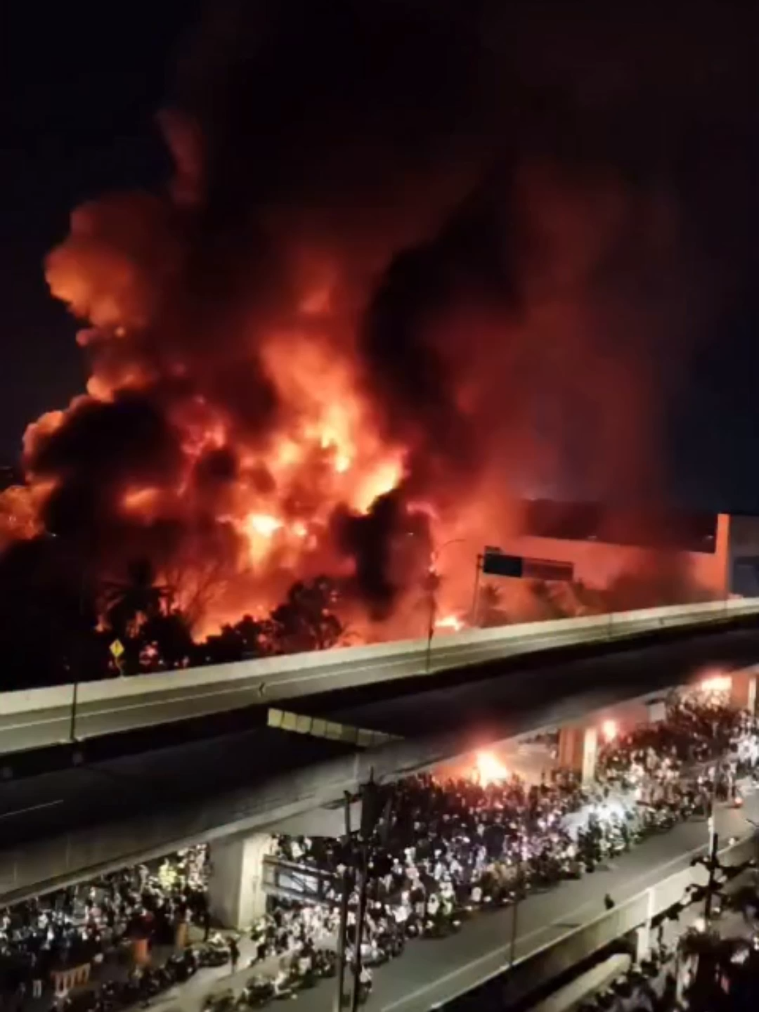 Update 29 Agustus 2025. Gedung DPRD Kota Makassar habis dibakar demonstran yang protes kenaikan tunjangan anggota dewan, disusul kematian Affan Kurniawan (21), seorang driver ojek online, yang dilindas polisi pakai kendaraan taktis, di Jakarta, 28 Agustus 2025, semalam. Amarah itu menjalar ke kota ini. #makassar #dpr #gedungdpr