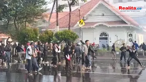 Massa Demonstran di Surabaya, Bentrok Lawan  Polisi hingga Puluhan Motor Terbakar SURABAYA (Realita) - Ratusan masyarakat sipil dan pengemudi ojek online (ojol) menggelar demo di depan sepanjang Gedung Negara Grahadi Surabaya, Jumat (29/08/2025) sore. Demo dimulai sekitar pukul 15.00 WIB awalnya berlangsung tertib. Massa aksi awalnya berorasi mengutuk tindakan represif aparat yang menewaskan seorang pengemudi ojol Affan Kurniawan tertabrak kendaraan taktis (rantis) Barracuda Brimob Polda Metro Jaya. Namun tak lama kemudian, tiba-tiba massa berpakaian hitam-hitam melakukan aksi dengan melempar batu, kayu, dahan pohon, mercon hingga molotov. Mereka tampak bersatu dan melawan barikade polisi dan makin anarkis. Tak hanya itu, massa aksi mencoba merangsek masuk ke area dalam Grahadi dengan merusak pagar besi. Pantauan di lapangan, massa tampak terus melempar puluhan batu, mercon dan bongkahan semen yang diarahkan masuk ke dalam Gedung Grahadi dan petugas kepolisian yang berjaga. Selain itu, massa aksi juga membakar ban yang menyebabkan api tampak membumbung tinggi disertai kepulan asap hitam. Tak hanya ban, massa aksi juga membabi buta, membakar sejumlah motor petugas di dalam Gedung Grahadi. Sementara, petugas kepolisian gabungan asal Polrestabes Surabaya dan Polda Jatim yang standby di Halaman Gedung Negara Grahadi mencoba menenangkan massa aksi dengan menggunakan megaphone mengimbau agar aksi tidak anarkis lewat kendaraan taktis (rantis). Tampak pula, petugas kepolisian menyemprotkan air water canon hingga gas air mata ke massa aksi yang terus anarkis. Hingga saat ini, aksi demontrasi yang anarkis masing terus berlangsung, bahkan gas air mata yang ditembakkan tampak berulang kali dan terasa pedih di mata.ty #bubarkandpr #ojolmeninggal #ojol #grahadi #demo 