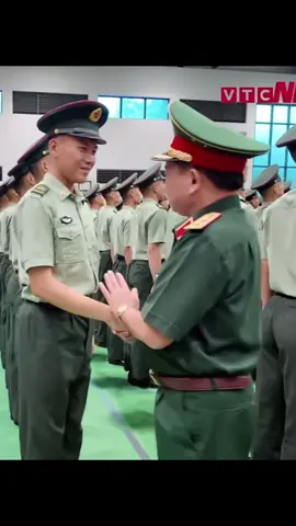 Buổi gặp gỡ thăm hỏi sức khoẻ đầy thân mật và ấm lòng, chỉ là không hiểu tiếng của nhau thoi 😂  #china #pla #a80 #quandoi #2thang9 