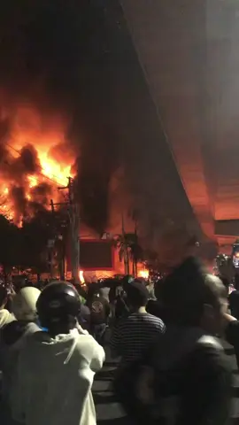 KANTOR DPRD MAKASSAR DI BAKAR MASSA🔥 #revolusi #dprdmakassar #demo
