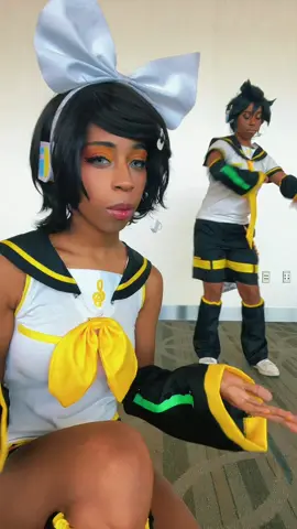 SAN JAPAN!!!!!!🤩🤩🤩#sanjapan2025 #vocaloidcosplay #kagaminetwins #blackcosplayer 