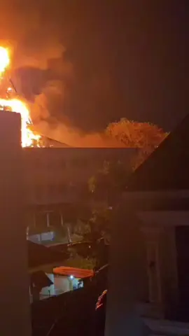 Astaghfirullah detik detik Anggota Dewan dan pamong praja, lompat Dari lantai 4 gedung DPRD Makassar 🥲  #dprdmakassar 