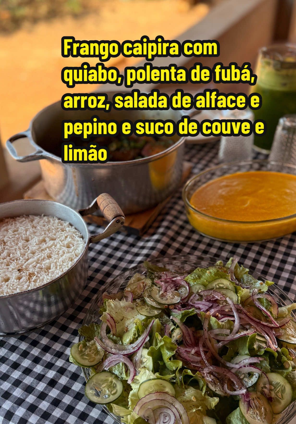 Frango caipira com quiabo, arroz branco, polenta de fubá, salada de alface e pepino e suco de couve com limão ❤️