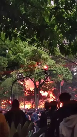 #aksi demo bubarkan DPR-MPR dan dprd#.                                                                                                                                                                                           