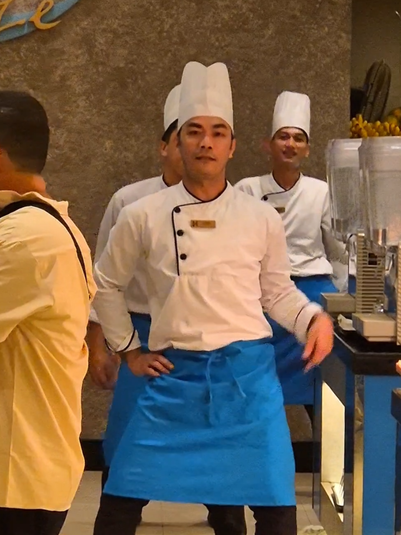 Boracay, ano ba?! Astig din ni Kuya Chef sa #seabreeze ❤️😜 #dancingchefs #boracay #boracayisland #sunsetdance 