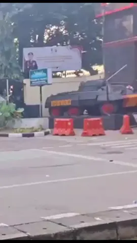 semoga negara Indonesia cepat damai kita anggota TNI mejaga kedua pihak antara masyarakat dan Brimob mejaga keamanan biar tidak keos antara kedua belah pihak 