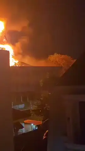 Terdapat Rekaman seseorang yang terjebak di atap gedung DPRD Kota Makassar yang tengah terbakar, alhasil orang tersebut jatuh dari ketinggian.  #kebakaran #dprdkotamakassar #makassarinfo #makassar #viral 