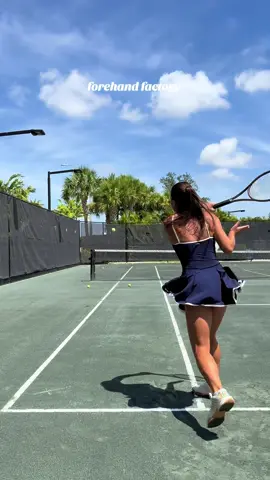 Forehand factory 🎾 #tennis #tennisplayer #tennistiktok 