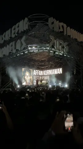 Sikap penuh empati ditunjukkan oleh band Superman Is Dead (SID) dalam sebuah penampilan terbaru mereka. Di awal konser, SID mengajak seluruh penonton untuk berdoa bersama mengenang Affan Kurniawan, korban dalam peristiwa 13.12 yang menjadi simbol perjuangan menuntut keadilan. Aksi ini menjadi bentuk solidaritas dan kepedulian SID terhadap isu kemanusiaan dan keadilan yang masih menjadi sorotan publik. #sid #demo #acab #fyp #viral  