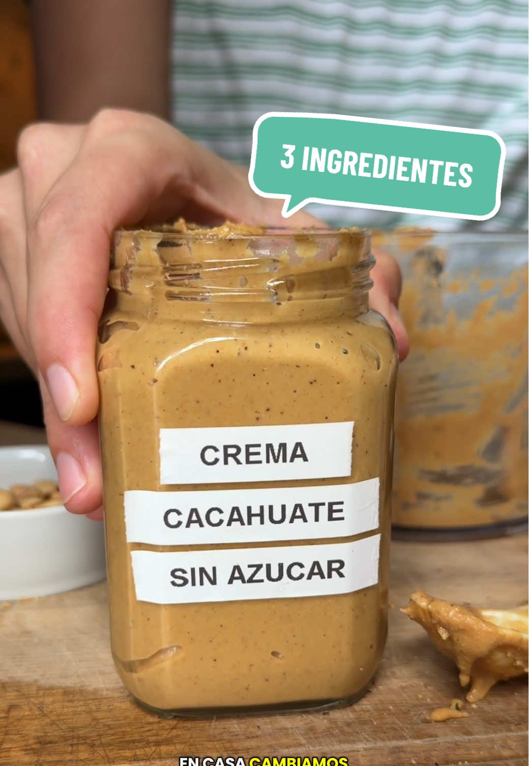 BASICOS DE COCINA PT. 8: CREMA DE CACAHUATE SIN AZÚCAR (3 ingredientes)  📝 Toma nota de esta receta de crema de cacahuate casera sin azúcar con 3 ingredientes, fácil y deliciosa INGREDIENTES:  3 tazas de cacahuates sin cáscara 1 cda. de aceite de aguacate  1 pizca de sal    PROCEDIMIENTO:  1.- Primero vamos a tostar ligeramente los cacahuates naturales en un sartén con una pizca de sal. Esto les da más sabor y hace que suelten su propia grasita natural. 2.- Los dejamos enfriar un poquito y los llevamos al procesador. Empezamos a moler hasta que poco a poco la mezcla vaya cambiando de textura. 3.- Y si prefieres, como yo, que la crema de cacahuate quede más cremosa, agrega un chorrito de aceite de aguacate. Este no cambia el sabor y ayuda a que quede más suave. 4.- Volvemos a moler unos segundos más hasta lograr la consistencia que nos guste. 5.- Listo, pasamos la crema a un frasco de vidrio para guardarla. 6.- Y así de fácil tenemos nuestra crema de cacahuate sin azúcar, natural y saludable, ideal para cuidar la salud sin dejar de disfrutar. . . #cremadecacahuate #recetassaludables #cremademani 