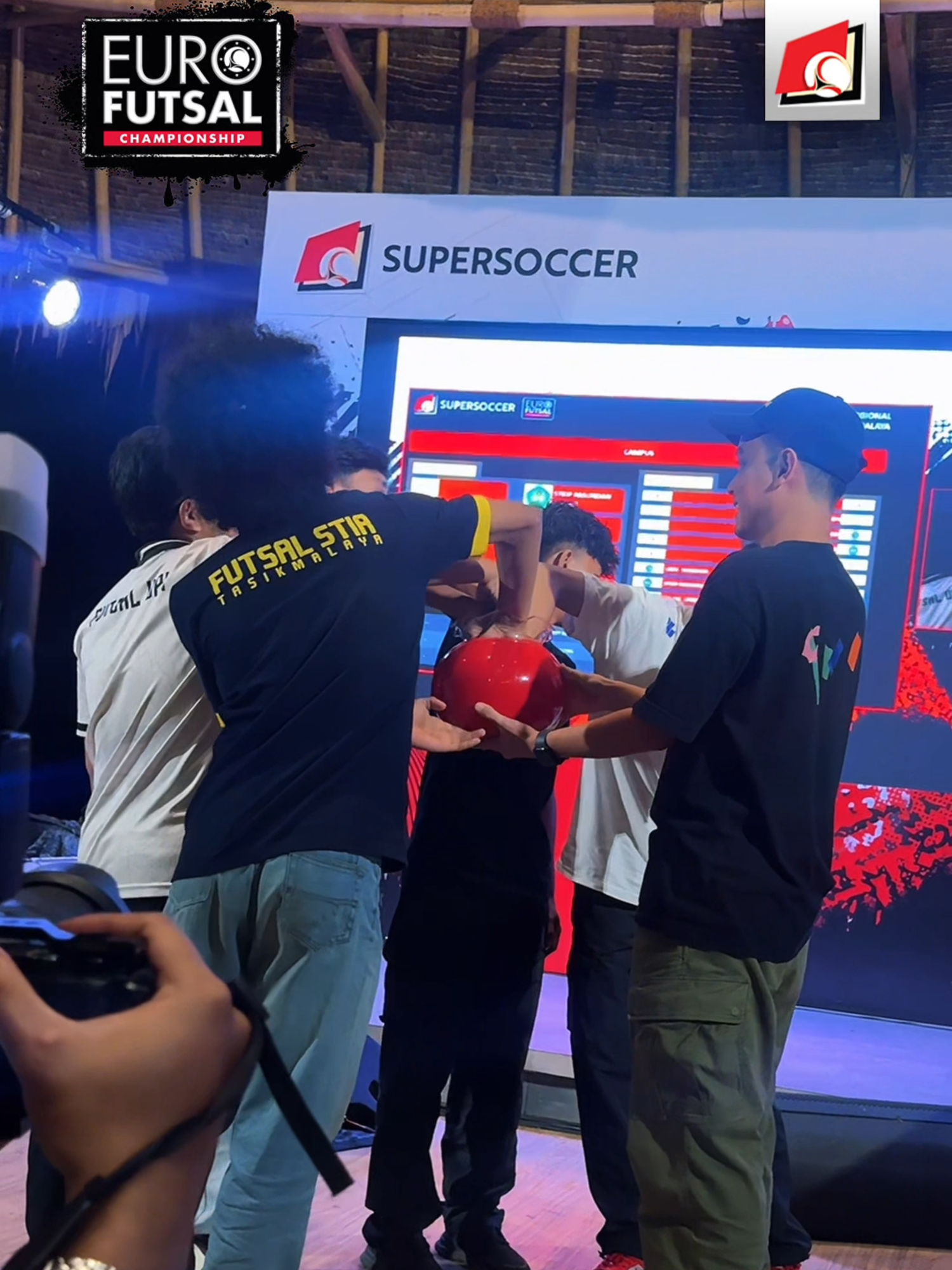 All set and ready buat FINAL REGIONAL TASIKMALAYA BESOK! Tech meet dan drawing hari ini udah rampung. Tinggal SUPERFRIENDS nih yang kita tunggu kehadirannya di Siliwangi Futsal Centre! Kita start dari pagi sampai malam. Jadwal selengkapnya bakal kita update, pantengin terus timeline socmed Supersoccer! #SUPERLIVE #SUPERSOCCER #INIRASANYASUPER #EUROFUTSALCHAMPIONSHIP #SUPERSOCCEREVENT