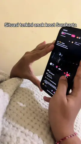Sebenarnya kita habis kena gas air mata, karena solo area gatsu ricuh dan penuh api jadi kita memutuskan untuk nonton situasi terkini dari live saja karena resikonya tinggi sekali. Stay safe semua 💕