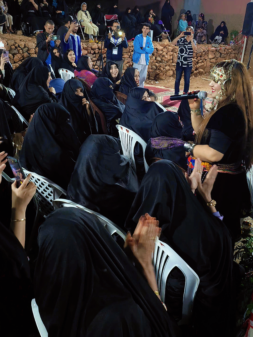 الفنانة الأمازيغية فاطمة تاشتوكت تغني مع جمهور ساكنة أيت عبدالله أغنية ( أحوش ) #tafraout #aitabdellah #morocco #tamazirt #شعب_الصيني_ماله_حل😂😂 