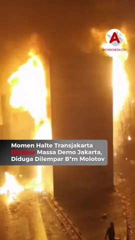 Aksi demonstrasi di depan Polda Metro Jaya, Jakarta, pada Jumat malam (29/8/2025), berujung ricuh. Massa aksi dilaporkan membakar halte Transjakarta yang berada tepat di depan pintu utama markas kepolisian tersebut. sejumlah peserta aksi diduga melemparkan bom molotov ke bagian dalam bangunan halte.  Api yang semula kecil dengan cepat membesar dan melahap seluruh bagian halte Transjakarta.  Sementara itu, jembatan penyeberangan orang (JPO) yang terhubung langsung dengan halte tersebut ikut terbakar sebagian. Belum ada laporan resmi terkait korban jiwa atau luka dalam insiden ini. Pihak kepolisian belum memberikan keterangan lebih lanjut mengenai identitas pelaku pembakaran maupun motif di balik aksi tersebut. Follow terus @ayoindonesiacom #demojakarta #demo #demomalamhari #HalteTransJakarta #HalterTransJakartaDibakar 