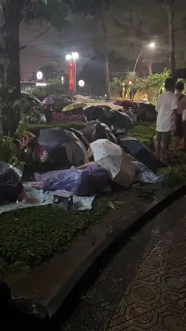 Mưa rơi ướt áo ướt quần chứ ướt sao được tinh thần chúng ta.  Tôi yêu Tổ Quốc tôi. 23h48’ 29.8.2025