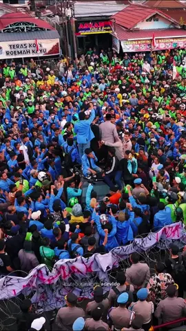 Aliansi mahasiswa dan ojek online se pekanbaru melakukan demo di depan Mapolda Riau