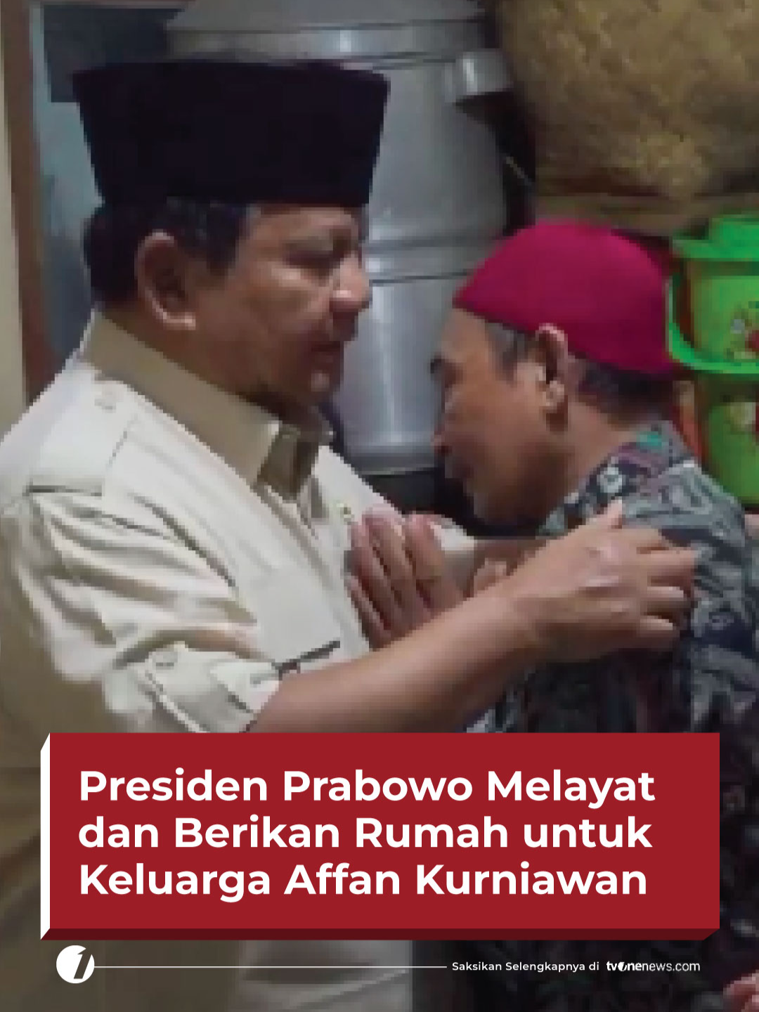 Presiden Prabowo Subianto mendatangi rumah duka pengemudi ojek online (ojol) bernama Affan Kurniawan yang meninggal dalam kericuhan demo pada Jumat malam (28/9/2025) Pada kesempatan itu Prabowo memberikan rumah untuk keluarga Affan. Simak berita lainnya di tvonenews.com #HardNews_Demonstrasi #NewsOne #CariBeritaditvOne #AffanKurniawan #PrabowoSubianto #NO04