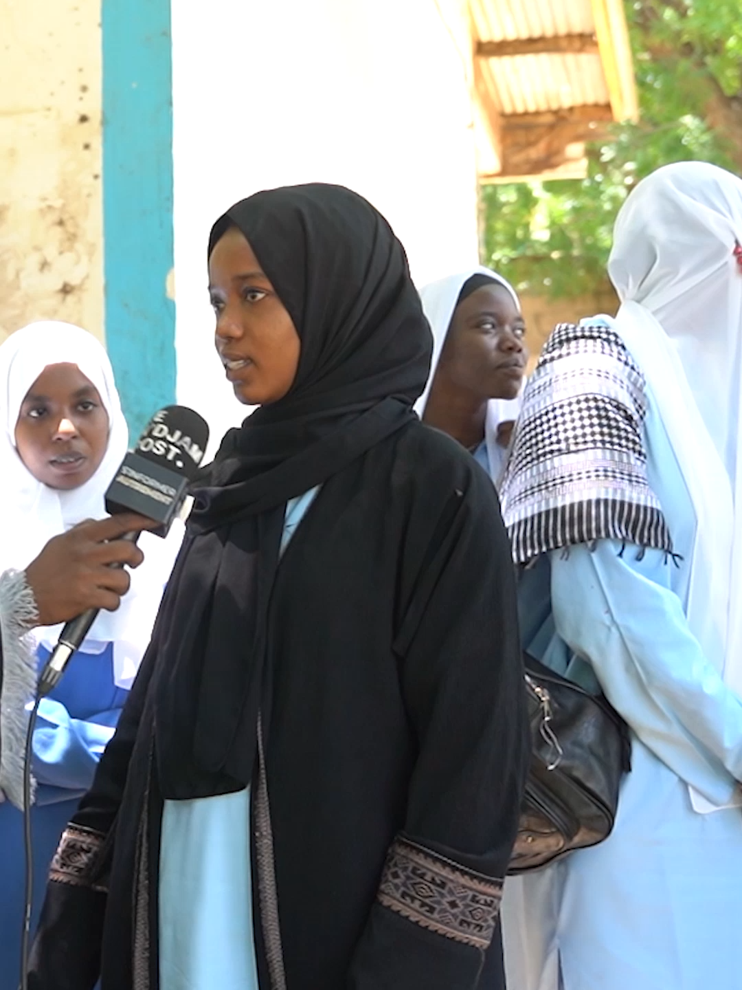Cette année, une centaine d'élèves tchadiens et soudanais ont passé les examens du baccalauréat soudanais, après deux ans d'interruption. Dans ce reportage, nous donnons la parole aux élèves pour qu'ils expriment leur opinion, fassent entendre leur voix et nous fassent part de leur vécu durant cette interruption et de leurs sentiments à la suite de la reprise. استطلاع رأي:جلس مئات الطلاب التشاديين والسودانيين لامتحانات الشهادة الثانوية السودانية لهذا العام، بعد توقف دام سنتين. في هذا اللقاء نمنح الميكروفون للطلاب للتعبير عن آرائهم، ولسماع أصواتهم، والتعرّف على كيفية عيشهم فترة التوقف، وكيف يشعرون بعد الاستئناف.