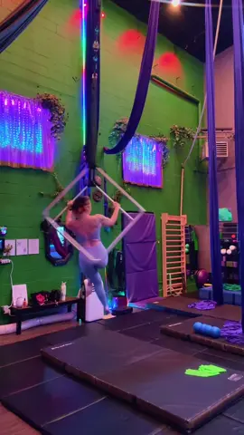 Some fun flow for the day. Not my normal content but what I’ve been doing in the meantime recently 💗 #aerial #aerialcube #aerialist #aerialistsoftiktok 