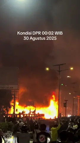 Masih bertahan di depan gedung dpr jakarta 🔥 #demonstrasi #demodpr #dpr #demo #pejuang 