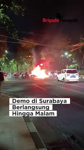 Pos polisi dan pembatas jalan dirusak serta di bakar oleh massa di beberapa titik di Surabaya hingga malam ini.  Sekitar pukul 22.30 WIB, massa aksi solidaritas pengemudi ojek online (Ojol) berkumpul di Jalan Raya Darmo Surabaya. Dalam pergerakannya, sebagian massa melakukan tindakan anarkis dengan membakar tenda pos polisi yang berada di kawasan Taman Bungkul. Kepulan asap terlihat di sekitar lokasi, yang berjarak tidak jauh dari Rumah Dinas Kapolda Jawa Timur dan Pangdam V Brawijaya. Sebelumnya, massa juga melakukan perusakan di depan Gedung Negara Grahadi, termasuk menjebol pagar dan membakar sejumlah kendaraan roda dua yang terparkir di lokasi. Selain itu, massa terpantau bergerak ke arah Wonokromo dengan membawa atribut partai politik berupa bendera yang terpasang di sepanjang Jalan Raya Darmo. #demodpr #brimob #polri 