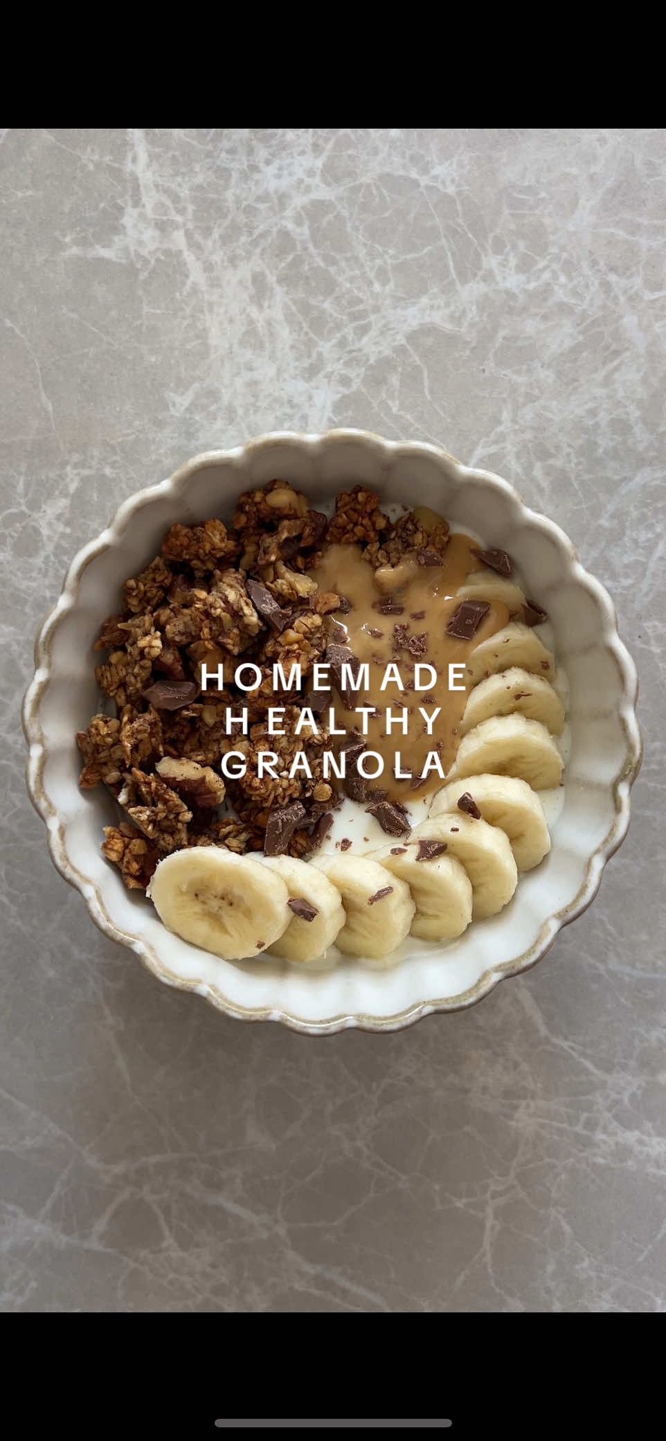 HOMEMADE & REFINED SUGAR-FREE GRANOLA RECIPE 🍌🤎✨🥥 Zutatenliste:  • 2 reife Bananen  • 220 g Haferflocken • 2 EL Kokosöl  • 1,5 EL Ahornsirup (je nach Geschmack mehr oder weniger) • 1 TL Zimt • 1 TL Vanilleextrakt • 1 Prise Salz • 80 g gehackte Walnüsse (optional) To Do’s: 1) Backofen auf 150 °C Ober-/Unterhitze vorheizen und ein Backblech mit Backpapier auslegen 2) Die Bananen mit einer Gabel zerdrücken und anschließend Kokosöl, Ahornsirup, Vanilleextrakt, Zimt und eine Prise Salz hinzufügen und alles gut verrühren 3) Haferflocken und die gehackten Walnüsse (optional) untermischen, bis eine gleichmäßige Masse entsteht 4) Die Mischung gleichmäßig auf dem Backblech verteilen und gut andrücken 5) 30–40 Minuten goldbraun backen, dabei nach der Hälfte der Zeit einmal vorsichtig wenden 6) Vollständig abkühlen lassen – erst dann wird das Granola fest und knusprig. Enjoy! 🍌🥥 #bananagranola #sugarfreegranolarecipe #fyp #selbstgemachtesmüsli #homemadegranola 