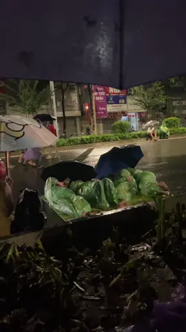 Mình có 4 ng :)))), mưa kệ mưa k lung lay đc tình yêu nc chúng tôi  #A80 #concertquocgia #xuhuong #viral 