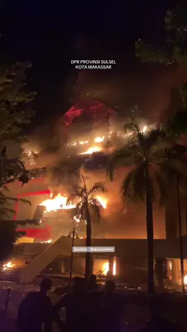 Demo besar besaran di makassar mengakibatkan kebakaran gedung DPR PROVINSI dikota makassar hangus terbakar