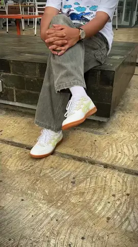 Buat lo yang doyan sneakers dengan vibe retro sporty, Asics Skyhand OG jadi pilihan tepat buat langkah santai maupun aktif 🏙️ Mau nongkrong di café, jalan sore, atau sekadar chill bareng temen, sneakers ini selalu nyatu sama gaya lo ✨ Nyaman dipake seharian, desain klasik yang timeless, dan bikin look lo auto standout Asics Skyhand OG hadir dengan perpaduan gaya retro dan kenyamanan modern. Sneakers ini bukan cuma enak dipake, tapi juga jadi statement gaya yang bikin lo beda.  Udah saatnya upgrade style lo—dapetin Asics Skyhand OG sekarang juga di @blacksweet_katalog biar langkah lo makin percaya diri!