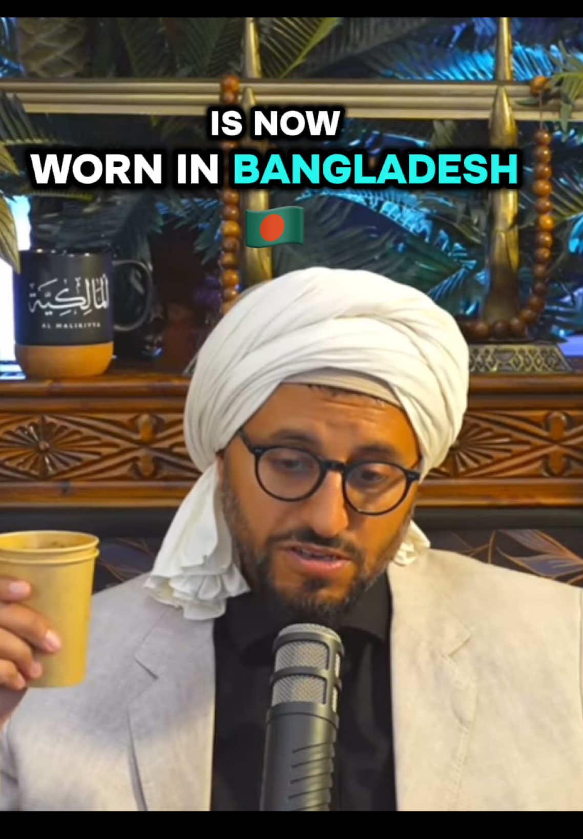 Dr Shadee Elmasry explains that the closest everyday clothing to Prophetic-era dress is the wrap known as the izār—still worn in Bangladesh as the lungi or sarong. He adds that the modern Arab thobe has roots in Byzantine-style tunics. #ShadeeElmasry #Izar #Lungi #Sarong #Thobe #Sunnah #History #Heritage #Fyp #Allah #Muhammad #Muslim #MuslimTikTok #Motivation #MuslimMotivation #IslamVideos #IslamicReminders #Islam #IslamQuotes #Quran #Sunni