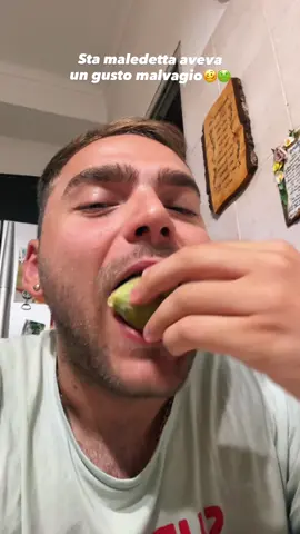 Voi li mangiate con o senza buccia?!😅 #perte #balkan #foryou #balcan #romanidinitalia #torino #videodivertente 