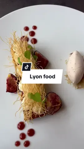 Aujourd’hui j’ai découvert un restaurant discret au cœur de Fourvière, LE BULLE. Un carde agréable avec une vue imprenable sur la ville de Lyon. Des plats d’exceptions aussi beaux que bons #restaurantlyonnais #sortiralyon #tiktokfrance🇫🇷 #lyonfood #bullerestaurant 