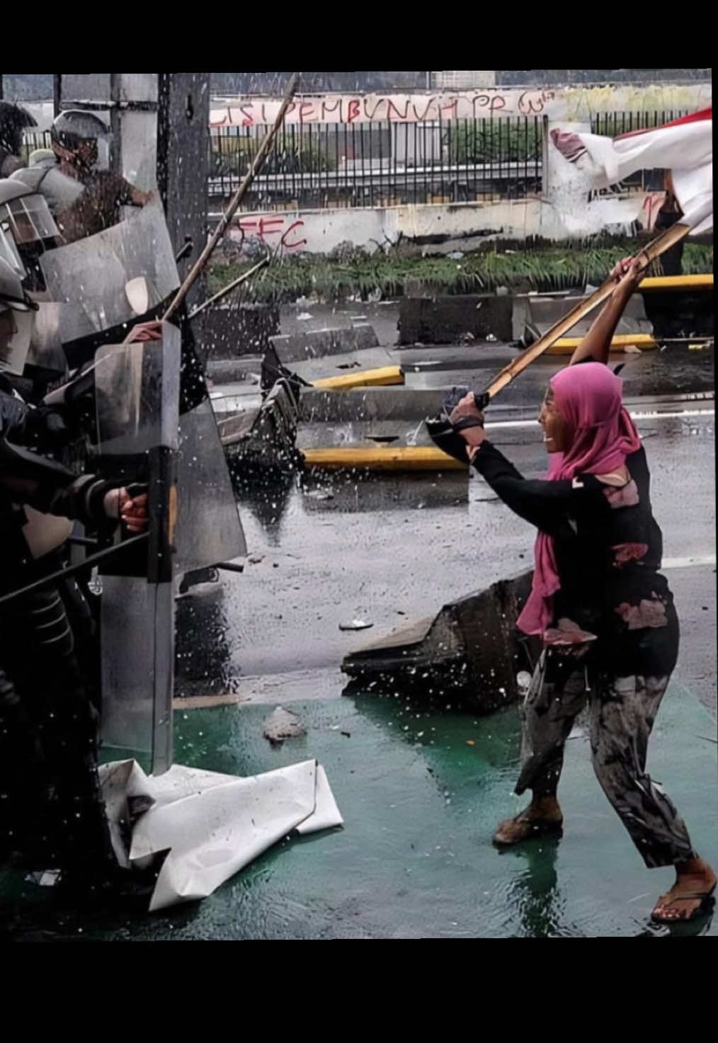 Ketemu ibu hijab pink yg viral dimana-mana krn keren banget 28 agustus kemarin. Terpantau day 2 masih ikut sambil hujan-hujanan. Buat mas-mas yg nyariin ibunya, buruan gak jemput ibu lo ini, jangan sampe gue yg gendong pulang paksa ya🥲
