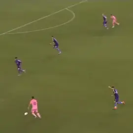 «Реа́л Мадри́д» (исп. Real Madrid Club de Fútbol, испанское произношение: [reˈal maˈðɾið ˈkluβ ðe ˈfuðβol] (слушать)о файле) — испанский профессиональный футбольный клуб из города Мадрид. Признан ФИФА лучшим футбольным клубом XX века. «Реал Мадрид» — один из трёх клубов, которые ни разу не покидали высший испанский дивизион, двумя другими являются «Барселона» и «Атлетик Бильбао»[2]. Является одним из самых титулованных клубов Испании. На его счету 71 национальный трофей: 36 титулов чемпиона страны (рекорд), а также 20 Кубков Короля, 13 Суперкубков Испании, 1 Кубок испанской лиги и 1 Кубок Эвы Дуарте[3]. Является рекордсменом по количеству побед и голов в Лиге чемпионов (15 раз, единственная команда, выигрывавшая этот турнир — тогда ещё Кубок Европейских чемпионов — пять раз подряд, и единственная команда, выигрывавшая Лигу чемпионов в современном формате трижды подряд). Согласно данным пресс-службы клуба, по итогам сезона 2023/24 «Реал Мадрид» стал первым в истории, чей операционный доход суммарно превысил €1 млрд[4]. В 2024 году согласно данным Forbes признан самым дорогим футбольным клубом мира, с совокупной стоимостью $6,6 млрд[5].  В 1896 году был создан клуб «Футбол Скай», ставший прародителем мадридского клуба. Но официальной датой основания считается 6 марта 1902 года, когда братья Падрос и Хулиан Паласиосы открывают клуб под названием Madrid Football Club. 29 июня 1920 года король Испании Альфонс XIII присвоил клубу титул Королевский, что по-испански звучит как Real. Отсюда современное название клуба — Real Madrid. С момента основания клуб стал претендовать на лидерство в испанском футболе: уже в 1903 году он вышел в финал Кубка страны, где уступил «Атлетику» из Бильбао. Через несколько лет почётный трофей надолго «переехал» в столицу: «Мадрид» завоёвывал Кубок Испании четыре раза подряд. Чемпионаты Испании стали проводиться только с сезона 1928/29, а до того клубы определяли сильнейших по регионам. «Мадрид» (с 1920 года — «Реал Мадрид») за это время первенствовал в столичном округе 16 раз. К середине 50-х годов прошлого столетия, когда в Европе решили создать континентальную федерацию футбола, которая наладила бы регулярное проведение соревнований как клубных, так и национальных команд, мадридский «Реал» не являлся главным авторитетом в Испании. Однако именно «Реал» выиграл первенство 1954/55, благодаря чему стал первым испанским делегатом в Кубке европейских чемпионов. С того момента «Реал» утвердился на европейской вершине на пять лет. Успехам на международной арене сопутствовали и победы во внутреннем чемпионате, каких в период с 1954 по 1969 год было 12. На протяжении полутора десятков лет получалось так, что если мадридцы и уступали дома первенство, то обязательно выигрывали Кубок чемпионов. Таким образом, они постоянно участвовали в самом престижном европейском турнире на протяжении 15 лет подряд, впервые не попав в него лишь в 1970 году. В ту золотую эпоху в «Реале» блистали натурализованный аргентинец Альфредо Ди Стефано (лучший футболист Европы 1957 и 1959 годов), француз Раймон Копа (обладатель «Золотого мяча» 1958 года), венгр Ференц Пушкаш (второй футболист Европы 1960 года), Франсиско Хенто — шестикратный обладатель Кубка чемпионов. В середине 60-х компанию «долгожителю» Хенто составляли Хосе Сантамария, Амансио, Пирри, Мигель Анхель. Постепенно, по мере ухода ветеранов, победные традиции в Европе были утрачены. Следующего взлёта пришлось ждать почти двадцать лет, когда пришло новое поколение во главе с Эмилио Бутрагеньо, ближайшими сподвижниками которого были Мичел, Уго Санчес, Маноло Санчис, Мартин Васкес и Мигель Пардеса. Они выиграли два Кубка УЕФА и пять чемпионатов подряд. В середине семидесятых «Реал» отметил разгромную победу над «Барселоной» (4:0) в финале Кубка Испании сезона 1973/1974. В 1978 году «Реал» приобрёл Ули Штилике и Хуанито, которые, несмотря на несхожесть игровой манеры, на долгие годы станут идолами мадридских болельщиков. 4 июня 1980 года мадридцы победили в финале Кубка страны, разгром