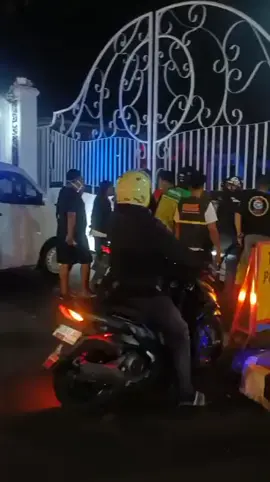 Cek video sebelum nya. Ambulance Solo raya, Gruduk Polres Solo !!! #ambulance #ricuh #dpr #demo 