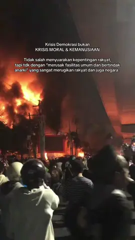 Banyak warga sipil dan rakyat2 yg menjadi korban dari demo yg katanya menyuarakan suara rakyat tapi malah merugikan rakyat jg💔🥀#demo #dprdmakassar #fyp #gedungdprdibakar 