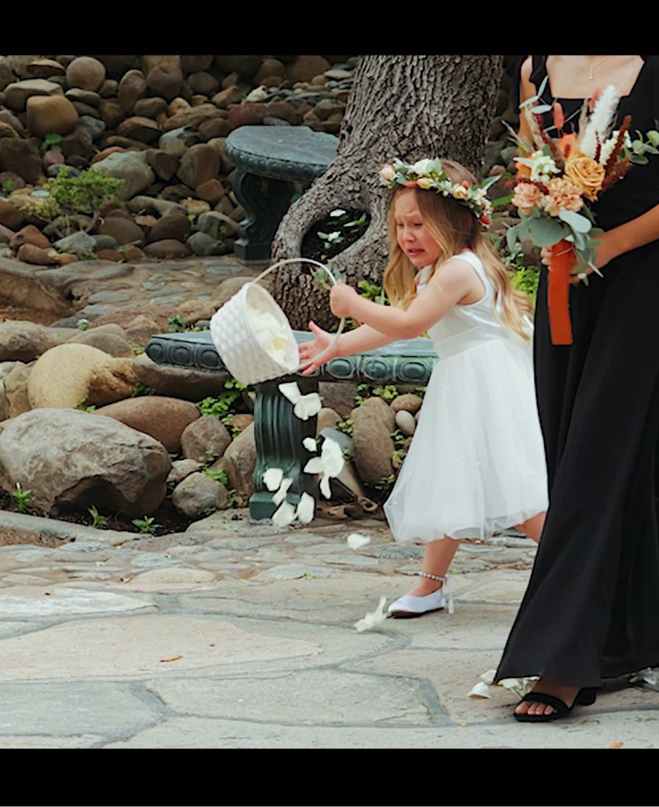 When your flower girl sprinkles ✨chaos✨ instead of petals 🤣 🌸 #weddingceremony #weddingtok  @Tay 🩷 @tayjadeeeee 