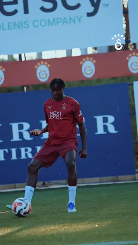 🎥 Wilfried Singo’nun ilk antrenmanından görüntüler. 🤩 #Galatasaray 