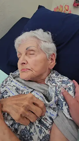 Aqui estoy vieja mia #5minutossinalzhaimers #alzheimers mi mami abrió los ojos