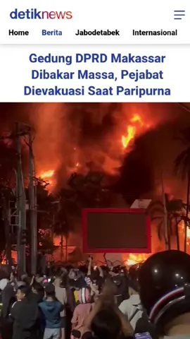 MVP demo kali ini, di Makassar, Gedung DPRD habis terbakar!#fypage #trending #viraltiktok #lewatberanda #demodpr #BubarkanDPR #polisipembunuh #DPR_DewanPenindasRakyat 