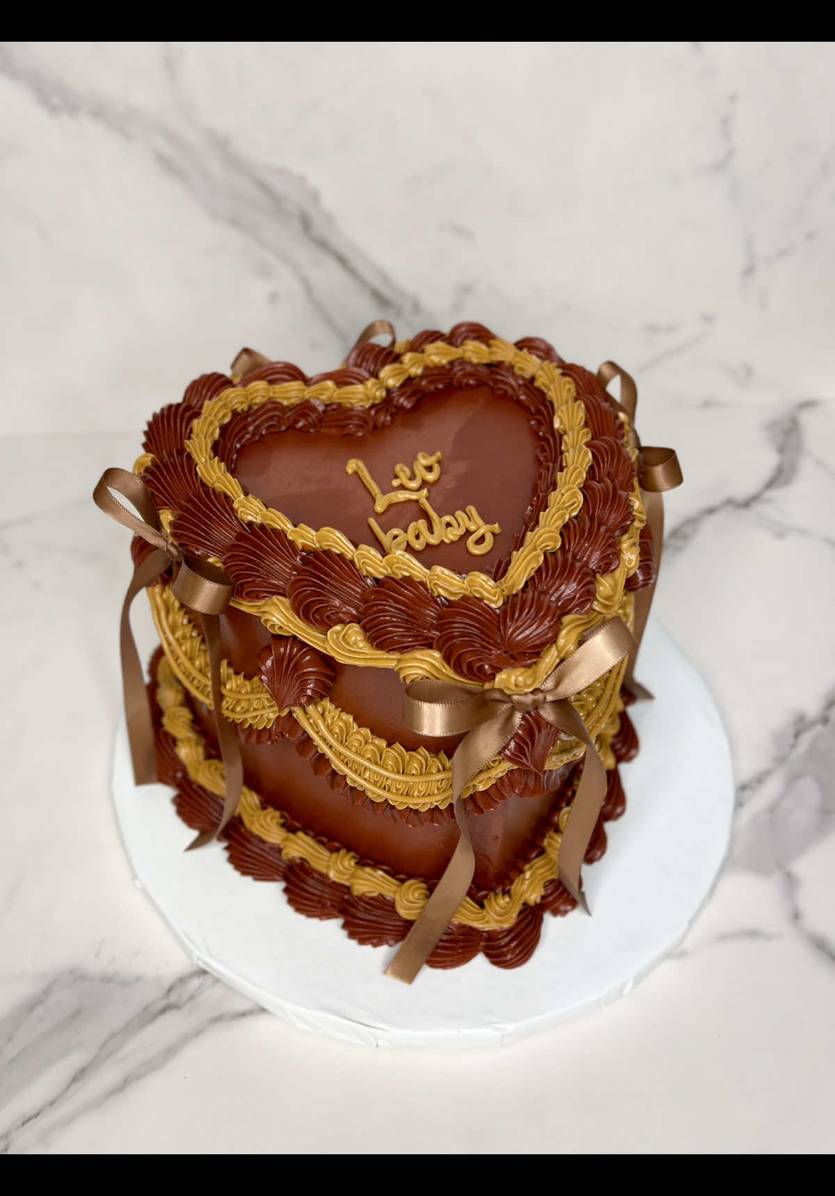The burgundy baddie returns🫶🏼 #fyp #homebakery #cakedecorating 