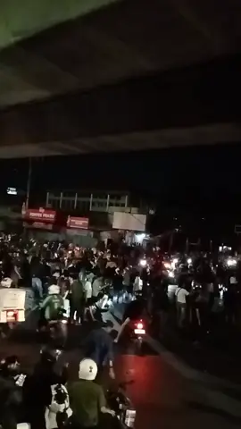 Kantor DPRD Makassar hangus beserta puluhan kendaraan roda 4 dan roda 2. #dprd #makassar #demo #kantor #viral 