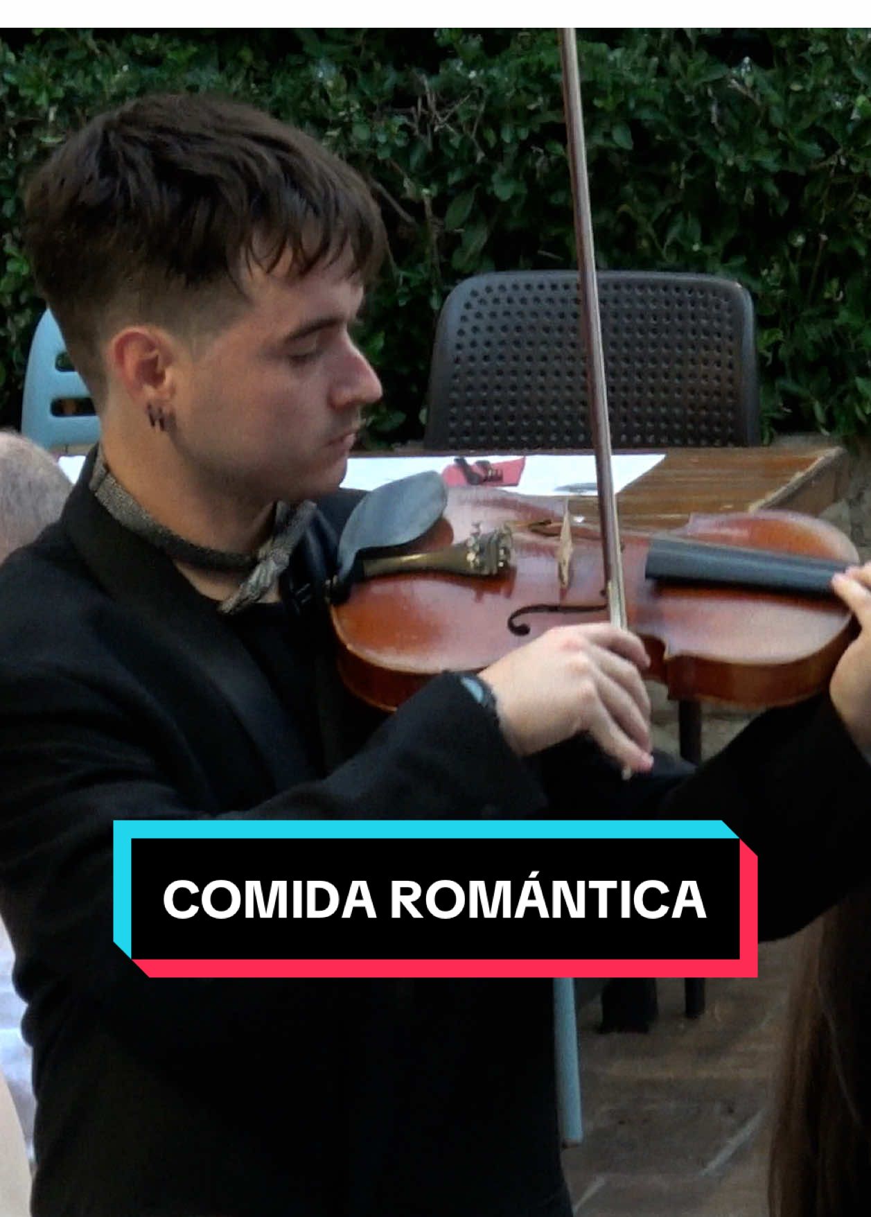 Comida ROMÁNTICA en un RESTAURANTE 🌹🎻 CÁMARA OCULTA - Gracias a The Guinness Tavern Salou por dejarme ser camarero por un día - #restaurante #comida #humor #parejas #amor 