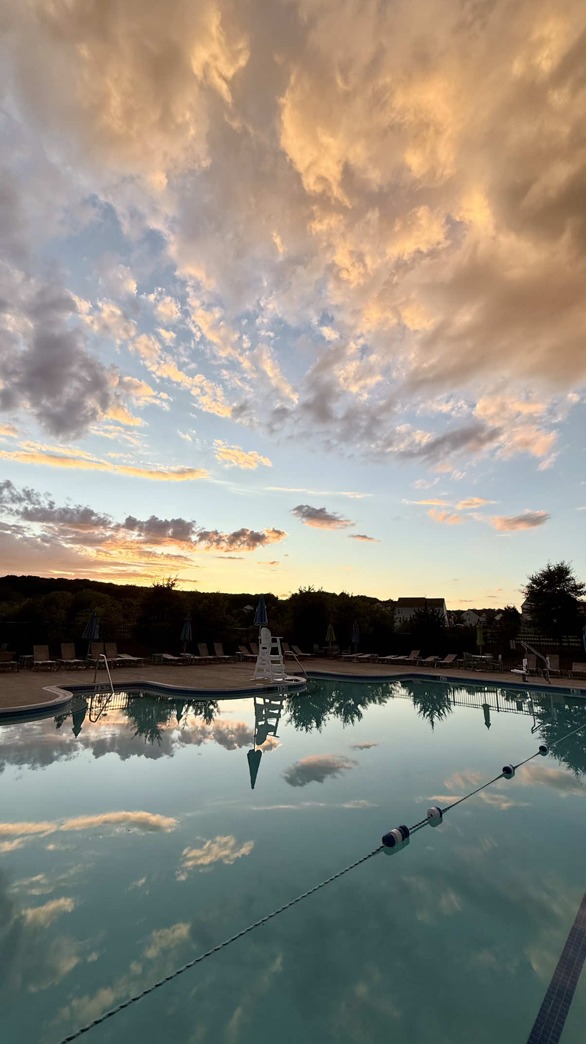 When a sky turns in pretty colours ✨ . #usa #sunsets #fyp  