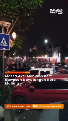 Massa aksi solidaritas mulai menjauh ke arah Kayutangan Heritage pada hari Sabtu (30/8/25) sekitar pukul 00:25 WIB.