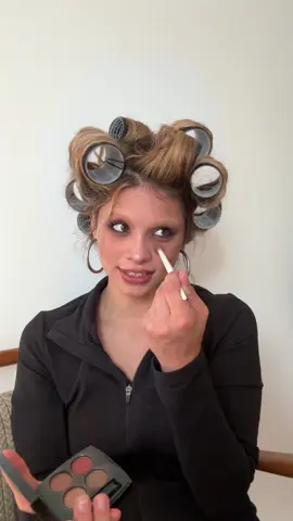 Augenbrauen konturieren eif dis ganze Gesicht und wenn man die blondiert is direkt so viel freie Fläche 