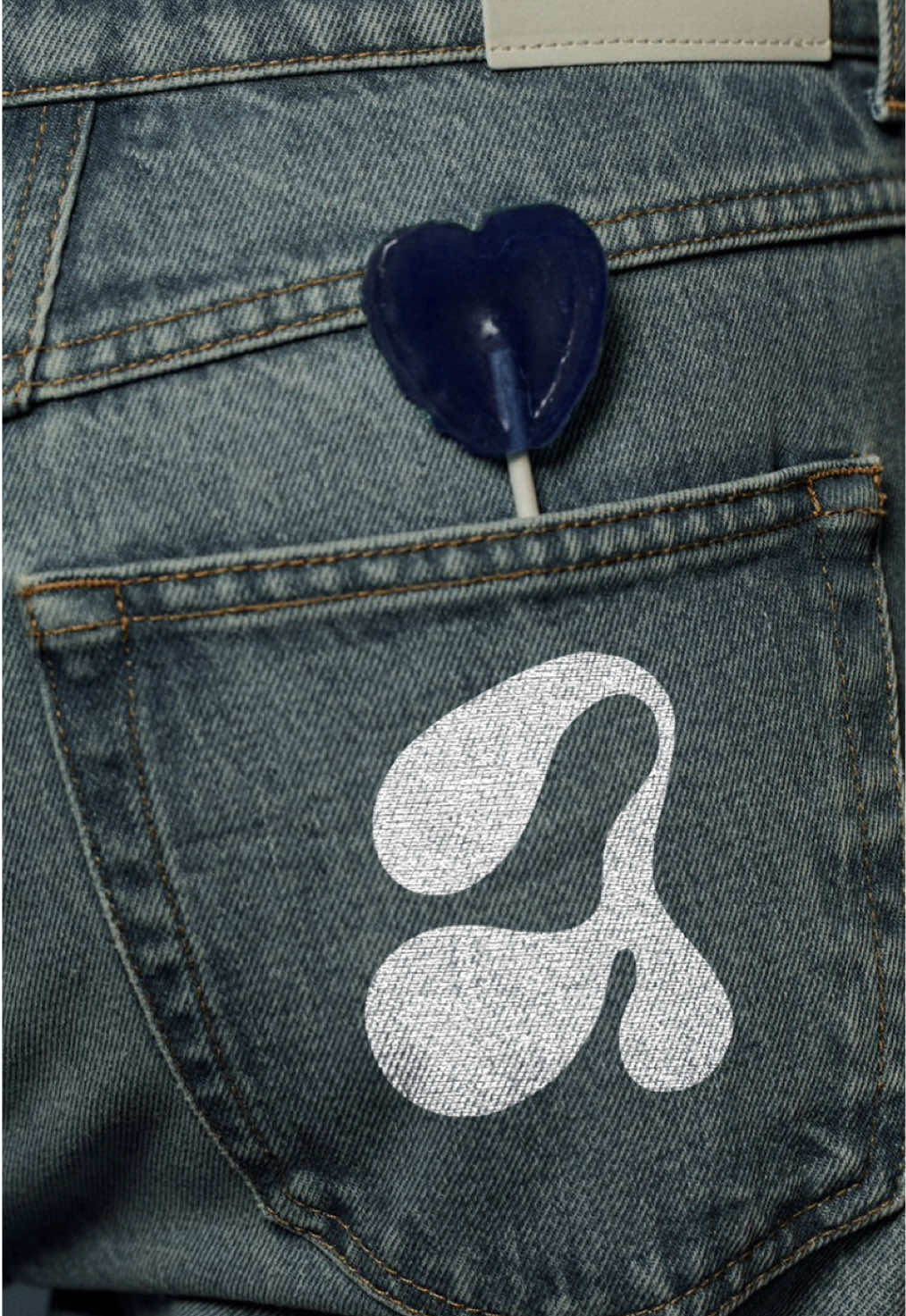 POV: your jeans just got a glow-up👖 Brand your jeans with this tutorial, follow us for more tutorials! #creativeagency #creativedirector #tutorial #photoshop #trendin 
