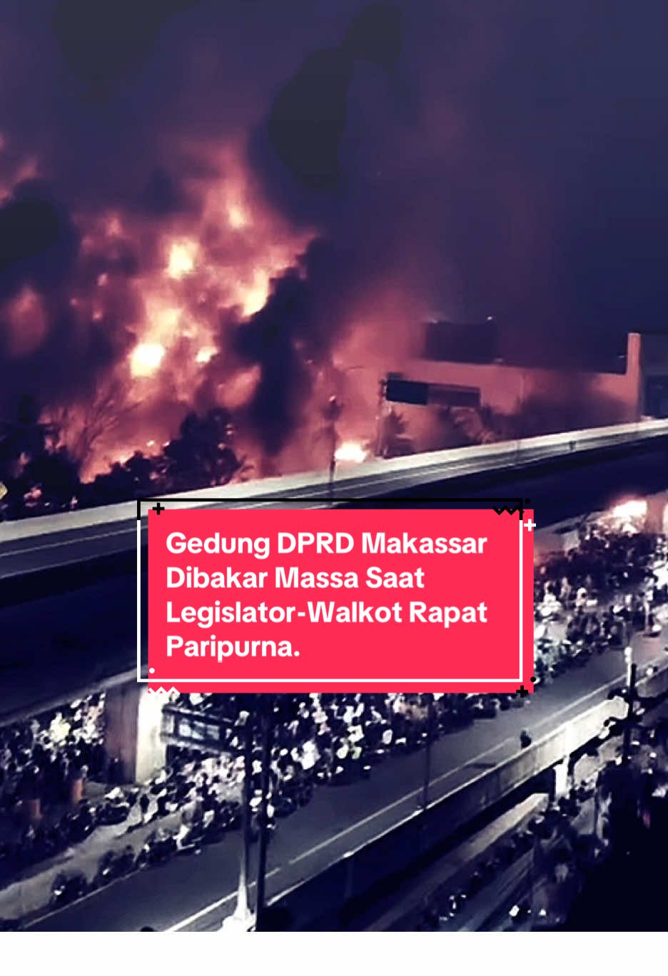 Gedung DPRD Makassar, Sulawesi Selatan (Sulsel) dibakar massa aksi malam ini. Legislator hingga Wali Kota Makassar Munafri 'Appi' Arifuddin ternyata sedang rapat paripurna saat massa melakukan pembakaran. Hal tersebut dibenarkan Wakil Ketua 2 DPRD Makassar Anwar Faruq. Dia mengatakan para anggota DPRD bersama wali kota dan wakil wali kota sedang berada di dalam gedung. 