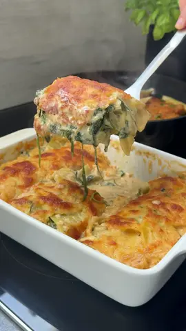Cremiger Kartoffel-Gratin mit Spinat ✨ Zutaten 650–700 g Kartoffeln (geschält) 150 g Spinat Für die Soße 500 ml Milch 200 ml Sahne 40 g Butter 1 kleine Zwiebel (gewürfelt) 3 Knoblauchzehen (gehackt) 1 gehäufter EL Mehl 1 Zweig frischer Rosmarin 1 TL schwarzer Pfeffer ½ TL Thymian 1/2 TL paprikapulver  Eine Prise Muskat ½ TL Vegeta (oder Gemüsebrühepulver) Salz nach Geschmack Geriebener Käse (z. B. Mozzarella) Zubereitung Die geschälten Kartoffeln gründlich waschen und mit einer Reibe oder einem Hobel in feine Scheiben schneiden. Der Spinat waschen und, falls die Blätter groß sind, grob hacken. In einem Topf die Butter schmelzen, Zwiebel und Knoblauch darin glasig dünsten. Das Mehl hinzufügen und kurz anschwitzen. Milch und Sahne in einer Schüssel mit den Gewürzen verrühren und nach und nach in den Topf gießen. Den Rosmarinzweig dazugeben und kurz aufkochen lassen. Die Kartoffelscheiben in die Soße geben und bei mittlerer Hitze etwa 12 Minuten köcheln lassen, dabei gelegentlich umrühren. Danach den Spinat hinzufügen und weitere 5 Minuten mitkochen. Die Mischung in eine Auflaufform geben, nach Belieben mit geriebenem Käse bestreuen und im vorgeheizten Ofen bei 180°C goldbraun überbacken. Nach dem Backen unbedingt 15 Minuten ruhen lassen, dann in Stücke schneiden und servieren. Guten Appetit! #kartoffelgratin #instagood #fyp #lecker #schnellerezepte 